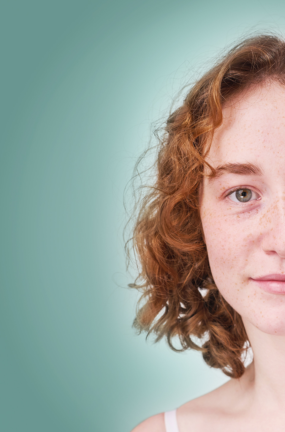 ein junges ungeschminktes Mädchen